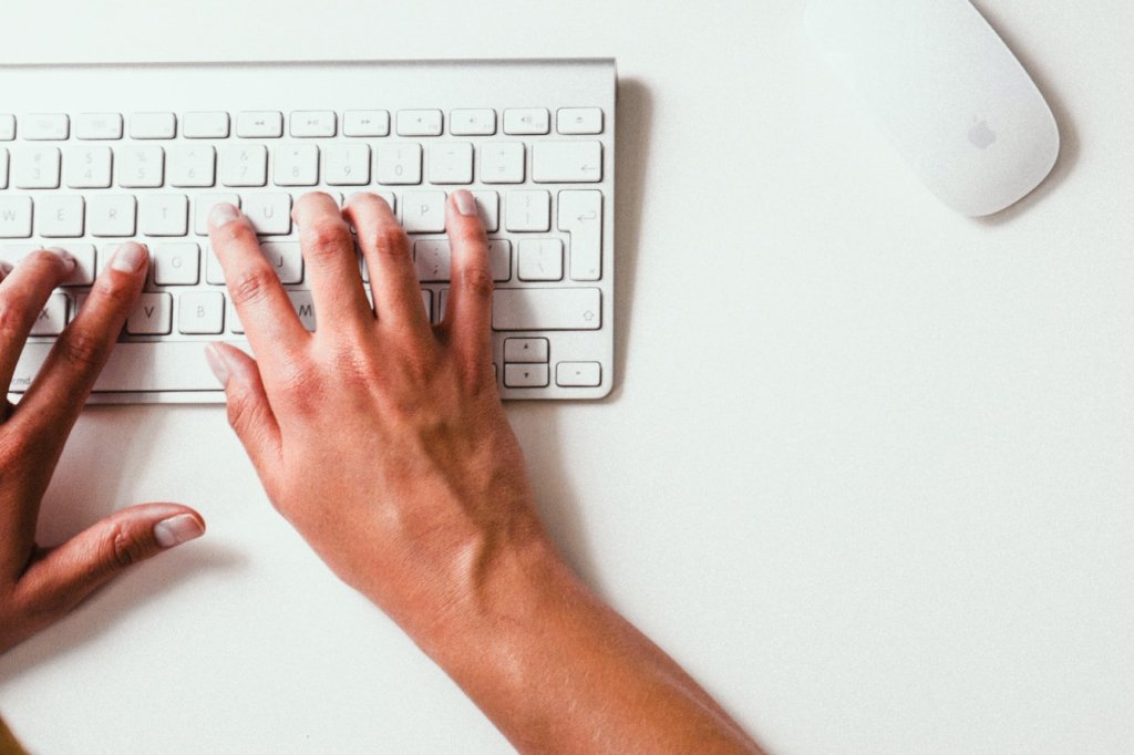 Media penghubung antara penjual and pembeli 